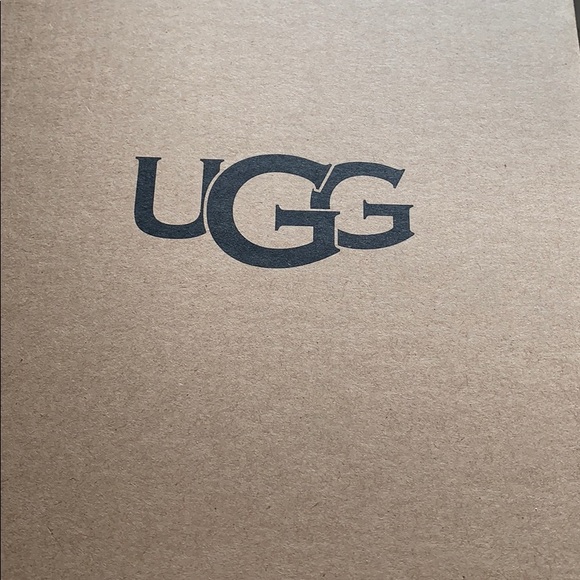 New UGG slipper new in box size 9 cream fluffy 100% wool comfortable new in box - Picture 5 of 5